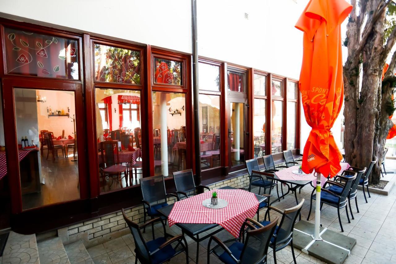 NyíregyházaUn Pizzico Di Italiano Etterem Es Panzio住宿加早餐旅馆 外观 照片